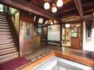 元禄時代のなごりを感じる本館の【玄関】
