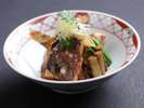 【あら炊き】その日の旬の魚の骨と頭から出た濃厚な旨味をご堪能くださいませ。