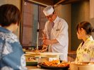 【冬・夕食】活蟹「極魅コース」では料理人が目の前で活きた蟹を捌き直接サーブ
