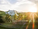 三重県のリゾートホテル、ココパリゾートクラブ・ホテルシャトーの外観と美しい景観。