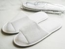 使い捨てのスリッパは全室にご用意しています。お部屋で天然温泉かけ流し!お肌つるすべの後は清潔に!
