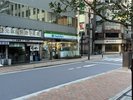 下りた先のファミリーマートを左に曲がって路地に入ります