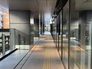 エスカレーター横の通路を通ります