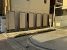 ホテル裏口に到着します