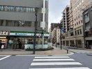 右手側にホテル裏口が見えてきます。