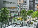 貿易センタービル南館を抜けるとエスカレーターをご利用いただけます