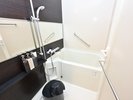洗い場付きのバスルームで快適にお過ごしいただけます(全室)