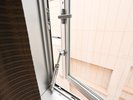 窓は安全のため全開には出来かねます