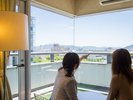〈デラックスツイン〉大きな窓から望む広島の景色に心も弾む♪