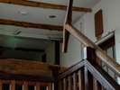 【階段】宿の名を冠した遊び心。本物の「櫂」が導く、二階への道。