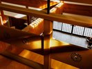 【館内】時を刻む柱と梁。どっしりとした木造建築が、静かに旅人を迎えます。