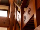 【彫り模様】手すりに刻まれた、小さな遊び心。