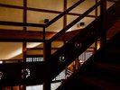 【手すり】木漏れ日が手伝う、階段の小さな物語。