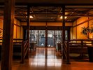 【館内】旅の余韻に浸り、庭を望む「集い処」