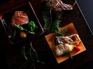 【春の献立一例】春の息吹を味わう一皿。旨味あふれる黒毛和牛と、ふっくらと火を入れた地魚の焼き物。
