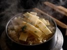 【春の献立一例】湯気の向こうに広がる、滋味豊かな旬の炊き込み。