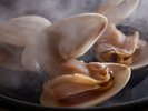 【春の献立一例】磯の香りが溢れ出す、肉厚な蛤の酒蒸し。