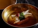 椀の中に描かれた、春の情景。金色の出汁に映える、香り豊かな桜蒸し。