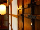 【館内】重厚な木枠の扉が迎える、格調高い客室入口。