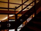 【手すり】木漏れ日が手伝う、階段の小さな物語。
