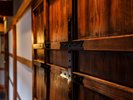 【客室入口】重厚な木肌が語る、圧倒的なおこもり感。