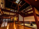 【館内】磨き上げられた床に映る、仄かな灯りと旅の情景。