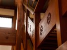 【彫り模様】手すりに刻まれた、小さな遊び心。