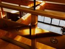 【館内】時を刻む柱と梁。どっしりとした木造建築が、静かに旅人を迎えます。