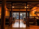 【館内】旅の余韻に浸り、庭を望む「集い処」