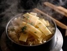 【春の献立一例】湯気の向こうに広がる、滋味豊かな旬の炊き込み。