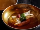 椀の中に描かれた、春の情景。金色の出汁に映える、香り豊かな桜蒸し。
