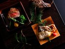【春の献立一例】春の息吹を味わう一皿。旨味あふれる黒毛和牛と、ふっくらと火を入れた地魚の焼き物。