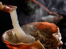 【冬の献立一例】活蟹の醍醐味。濃厚な蟹味噌甲羅焼きに絡めていただく、至福の蟹刺し。