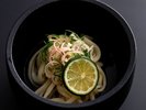 【夏の献立一例】ひと口ごとに涼を運ぶ。柑橘が爽やかに香る、特製の冷やしうどん。