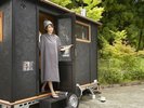 プールサイドあるトレーラー式のロウリュウサウナ45分5000円(5名まで/ポンチョ・サウナハット・タオル付)