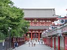 朝の仲見世通りと浅草寺