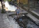 徒歩5分の下ん湯 温泉の流れる小川で一休み