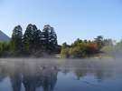 下ん湯から見る10月の金鱗湖