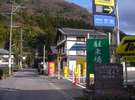 道なりに右手に金鱗湖を見て一周するかたちで進んでいきます。(右:泉そば)