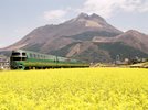 春の由布岳と湯布院の森号