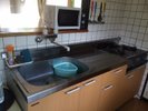 きんりんのキッチン。三ツ口コンロに冷蔵庫、レンジ、炊飯器、皿、コップ、お玉、洗剤等調理器具完備