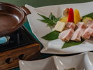 選べるメイン。地元のブランド豚「恋美豚」を低温で火入れをし、肉の柔らかさと甘みを残した一品