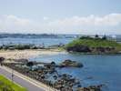 ◆三陸復興国立公園・種差海岸の北の玄関口、蕪島の遠景。