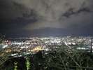 広島市南区にある黄金山から見る夜景(車で約20分)