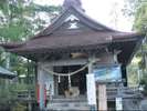 紫尾神社:当館より徒歩約1分。拝殿の下から紫尾温泉の源泉が湧き「神の湯」と呼ばれています。