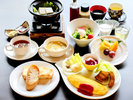 洋朝食(一例):洋食派の方へ。パンと相性のいいふわふわオムレツにスープなどバラエティ豊かな朝食です。