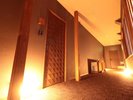 【TypeD】2階への階段を上った先には、洗練された非日常空間が広がっております。
