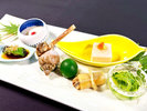 前菜一例:蕃茄豆腐、青梅ワイン煮、苦瓜お浸し、新生姜鰻巻き、つぶ貝旨煮、万願寺焼き浸し、蓴菜とろろ