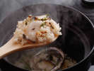 お出汁が美味。贅沢な鮑の土鍋めし。磯野香りが出汁の決め手。(花小路彩月/城崎温泉)