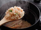 季節の土鍋飯。1組様ずつ時間に合わせて炊き上げます。-紅ズワイがにの土鍋飯-(花小路彩月/城崎温泉)
